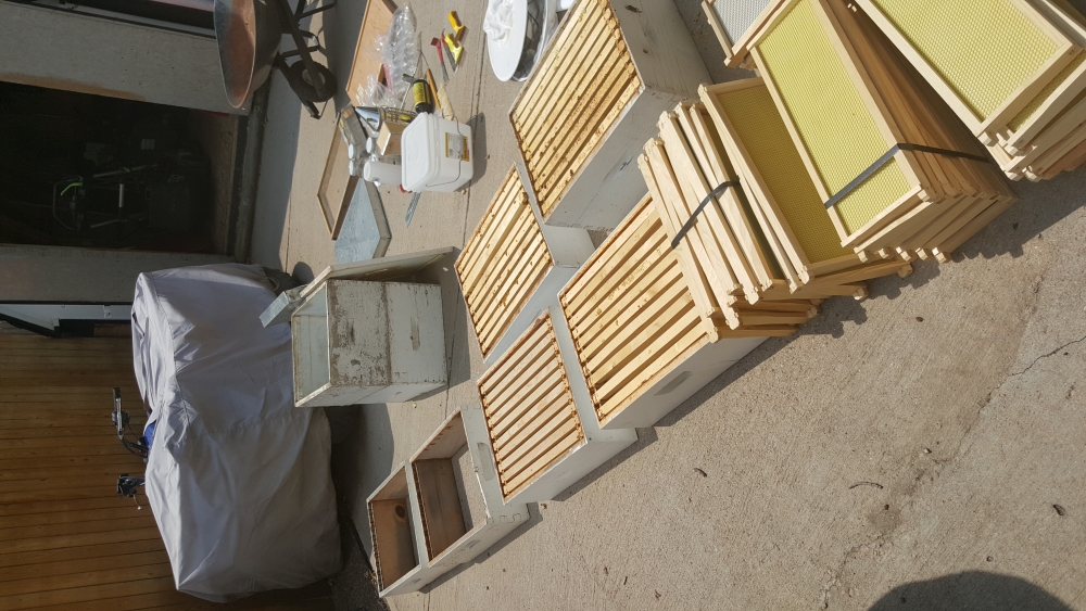 1 lot of Beekeeping supplies Beeslist